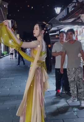 漂亮小姐姐穿古装街头行走 旁边小哥都看傻眼了