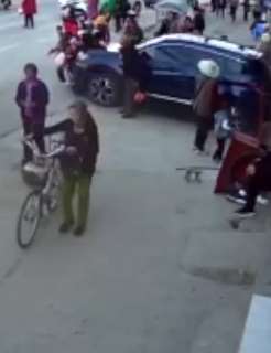 湖北一老师驾车学校门口撞上学生致1死1伤