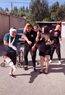 龙哥搞笑视频:腿瘸了也不能阻挡我狂舞的热情!