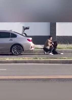 网曝男子当街殴打女生欲塞后备箱