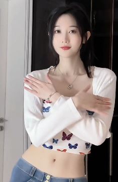 迷人小姐姐「佑琳」纯欲穿搭居家浅跳 配文:情人节怎么过?得过且过