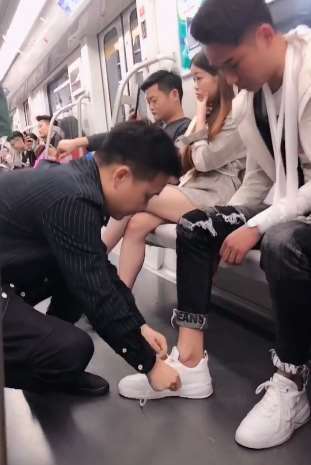 为这小伙乐于助人的行为点赞，社会需要这种正能量！