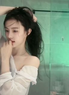 漂亮小姐姐「马小婉」分享浴后随拍,上演湿身诱惑!