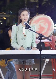 kiki大魔王街头弹唱钢琴版《怨苍天变了心》 网友：看盛世美颜，听天籁之音！