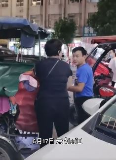 2名三轮车车夫因抢客上演"口水战"
