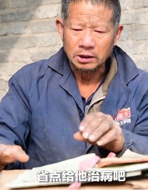 老人每日捡废品救血癌孙子 不去看望只为省路费