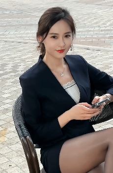 网红美女「小龙鼠」职业装配黑S性感出街 网友:女人味十足