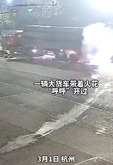 消防车路口等红灯偶遇着火货车