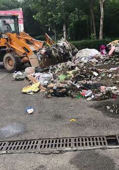 6万元金饰被当垃圾扔掉 环卫工翻9吨垃圾帮市民寻找