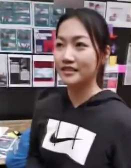 新西兰奥克兰大学一女子贴“港独"海报，遭质问假装不懂中文