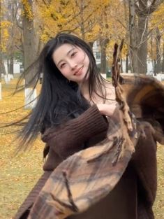 女主播「罗雅熙」纯欲穿搭分享户外美景,配文:欢秋天的银杏,冬天的板栗和四季的你!