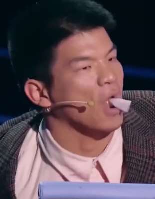脑瘫小伙全身只有一张嘴能动,他却利用舌头折出飞机与小船