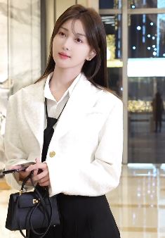 演员「刘美旗」分享日常出街甜美穿搭 网友：给我签个名呗