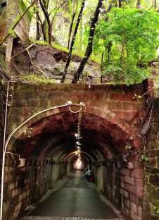 重庆一"穿越时空"隧道成网红打卡地