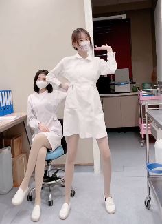 2护士小姐姐戴口罩热舞大长腿太抢镜 网友：这护士，谁不爱啊！