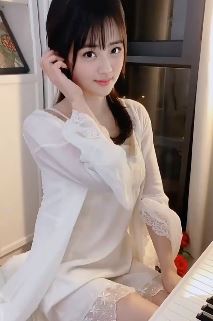 漂亮小姐姐「沉默」展示才艺,一首钢琴曲献给大家 网友:人美琴甜!