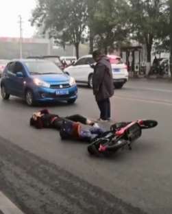 河南一女子横穿马路被车撞翻后躺地上淡定玩手机