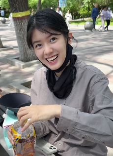 演员赵蕴卓素颜分享户外游玩vlog  网友：侧面还以为陈明真