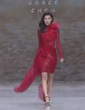 超模T台演绎不同款式裙装 看看哪款是你口中的菜!