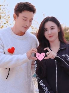 张柏芝与贾乃亮同框拍杀青照，两人手势比心很有情侣感！