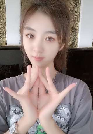 心灵手巧的小姐姐,不仅人长的漂亮手也很美!