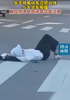 女子骑电动车与大货车相撞 躺阴凉处悠闲等交警