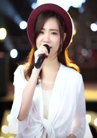 美女演唱经典粤语歌曲《世界由我造 》，来听听唱的怎么样！