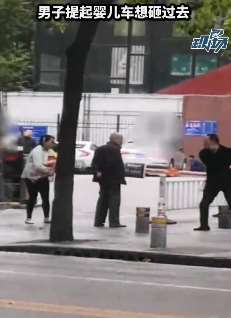 抱娃女子疑遭家暴被路人制止