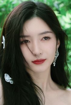 演员江疏影分享户外随拍，穿性感美裙化精致妆容怎叫一个美！