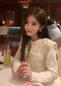 可爱小姐姐「白秀猪」甜美穿搭分享日常自拍 网友:你是吃蜂蜜长大的嘛?