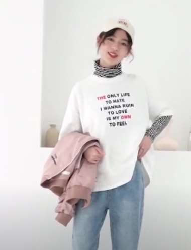 一款春日穿搭，条纹打底+字母T恤，很有活力！