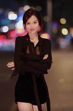 全网第一美女车模牛牛街拍 一身黑色系装扮透着点小性感