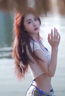 网红美女「張婧彤」性感穿搭户外随拍 网友:身材好哇塞
