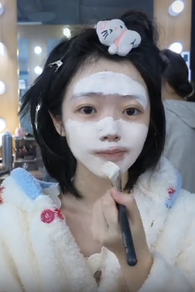 女主播「小糊涂蝶」分享团播vlog，忙碌一天负收入