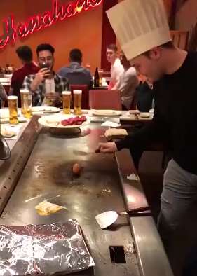 外国国子恶搞：厨师用鸡蛋秀绝活 不料正好砸在客人私处！