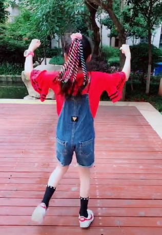 小姑娘挑战广场舞里的"鬼步舞",跳的还不错!
