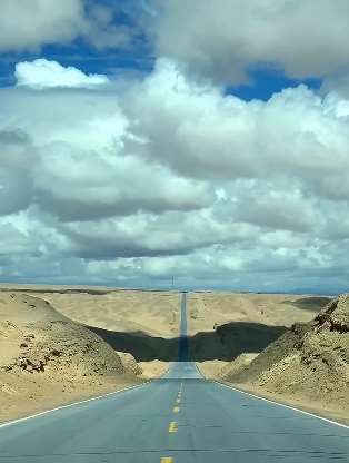 这条路仿佛与天相接，你知道这是哪里吗？