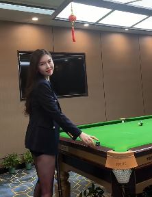 气质御姐「曹晓萍」穿黑S打台球,动作标准一看就是行家