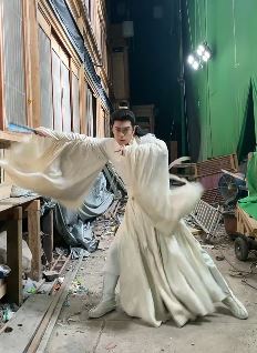 演员刘冠麟穿古装模仿李贞贤跳舞，配文：独一无二的我疯了！