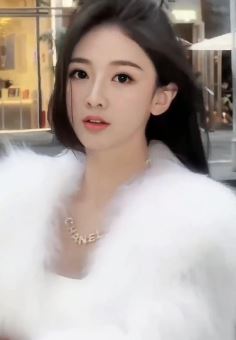 气质小姐姐「YuKii」穿白色皮草街拍,回眸一瞬间心动了 网友:很精緻,好漂亮