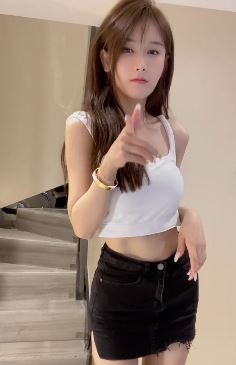 美女主播「甜橙晓晓」抖音发居家浅跳日常,配文:美的无可挑剔!