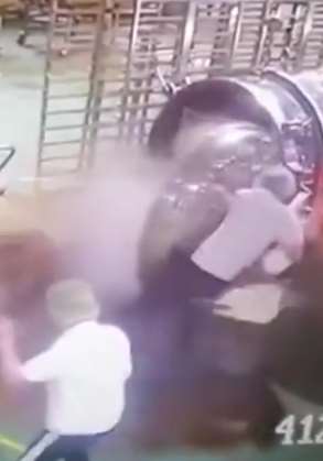 广东一食品厂卤锅炸开 一名员工被烫伤送医