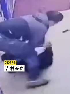 长春一的哥便利店购物遇歹徒 冷静应对将其制服