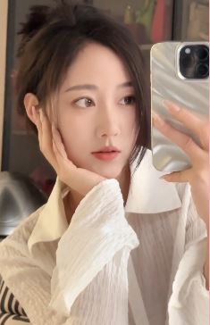 杭州小姐姐「小番茄cherry」分享自己的身高与体重数据,1米63,90斤出头