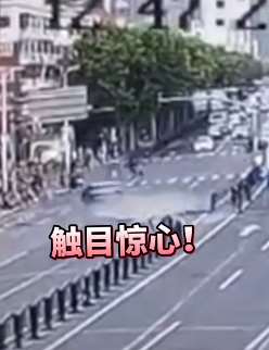 7旬老人开保时捷撞向路人 3名行人受伤！