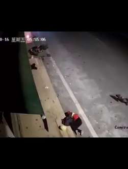 男子马路上边走边玩低头手机，下一秒悲剧了！