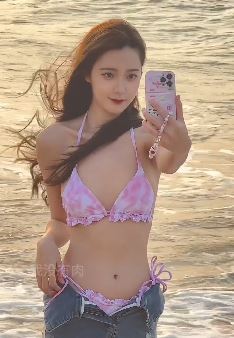 漂亮小姐姐「我没有肉」清凉泳装穿搭海边游玩 配文:一直自信就会一直漂亮