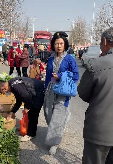 女子扮西游记白骨精街头买菜，大爷看了一眼被惊呆！