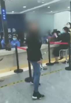 山西一女子未戴口罩进政务大厅被拦后大骂保安