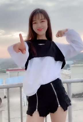 活泼可爱的一个小姐姐太调皮了,你喜欢吗?